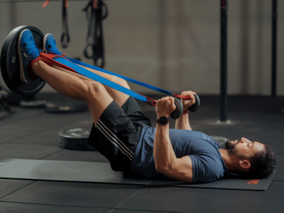 Comment utiliser un élastique de résistance pour un entraînement full body sans poids