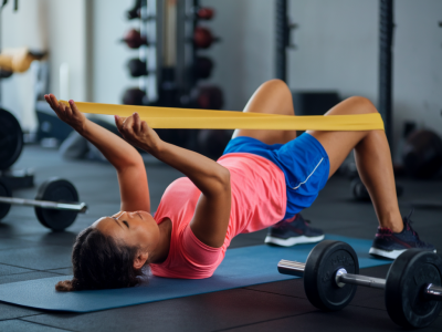 Quel programme de 3 mouvements avec élastique TheraBand pour renforcer le bas du dos en 10 minutes