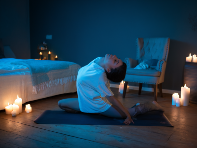 Routine de yoga de 12 minutes pour calmer une crise d'anxiété avant de dormir