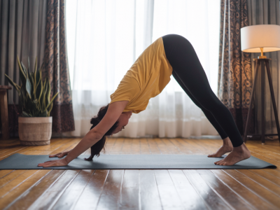 Comment débuter le yoga à domicile sans matériel compliqué